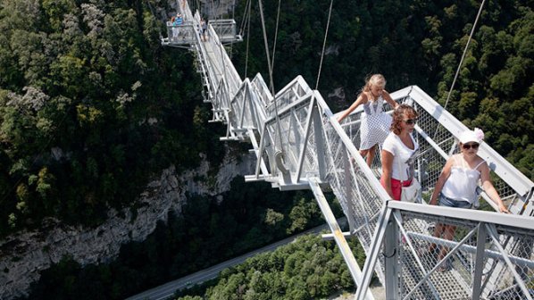 1800-метров пешеходен мост се вее над скали в Сочи (снимки)