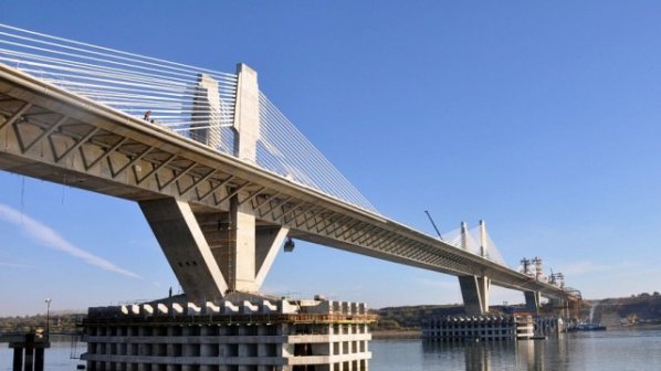 Асфалтът на Дунав мост 2 се напука