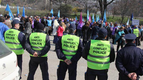 Протестиращи срещу строителство на ТЕЦ блокираха път в Смолян