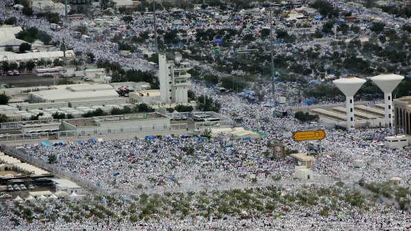 2 млн. мюсюлмани се събраха за свещенна молитва край Мека