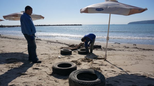 Десетки гуми покриха плаж във Варна (галерия)