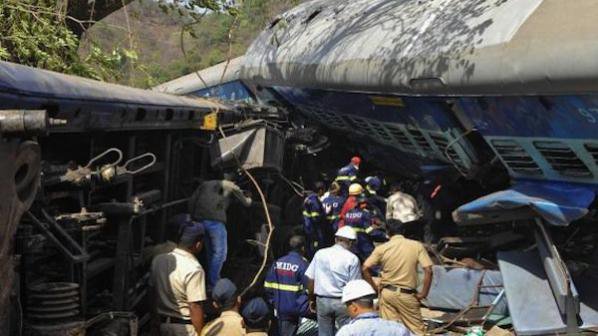 Най-малко 14 души загинаха при влакова катастрофа в Индия