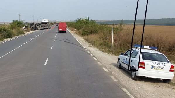 Обърнат ТИР блокира едното платно на пътя Варна - Русе (снимки)