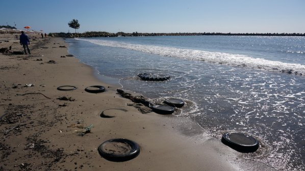 Офицерският плаж във Варна осеян с гуми