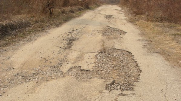 Три села в община Левски скочиха срещу лошите пътища