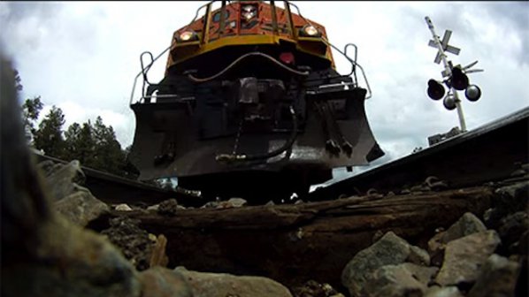 Влак профучава над GoPro със скорост 120 км/ч. (видео)