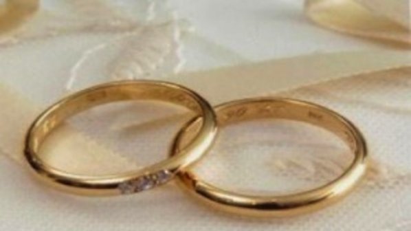 Влюбен шотландец събра хиляди златни люспи за брачни халки