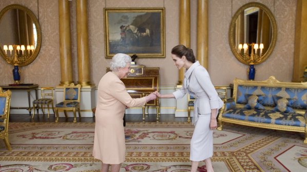 Анджелина Джоли стана почетна дама на кралицата