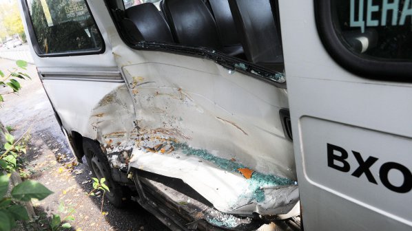 Тежка катастрофа между трамвай и маршрутка в София, има ранени (обновена+снимки)