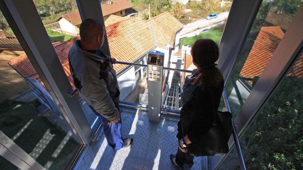 Нова Атракция! Стъклен асансьор вози до крепостта Трапезица (снимки)