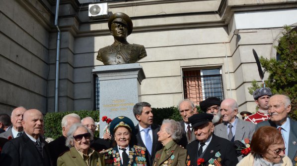 Президентът Плевнелиев откри бюст-паметник на ген. Владимир Стойчев (галерия)