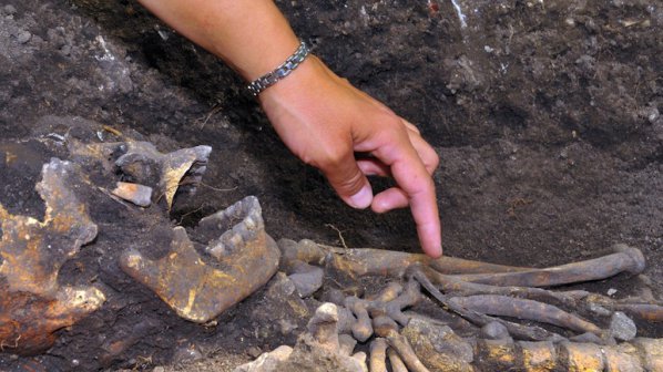 Скелет на дете с вързани крайници и мъж с отрязани стъпала, откриха в крепостта Воден