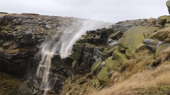 Водопадът, който тече наобратно (видео)