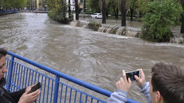Тридневна ваканция за учениците от наводненото училище в Хасково