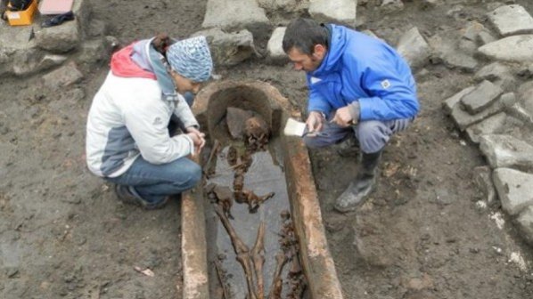 Мистериозен саркофаг със седем погребани в Поморие