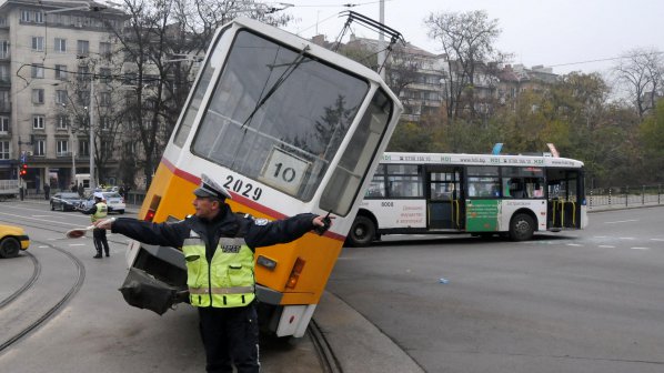 Трамвай и автобус се сблъскаха в центъра на София, има пострадали (видео+галерия+обновена)