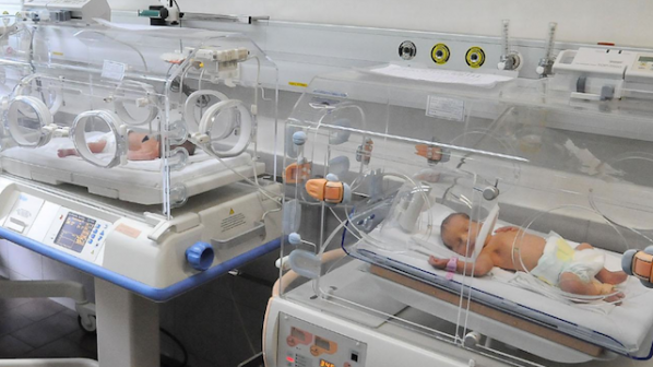 Бебе, родено едва 800 грама, бе изписано от болницата