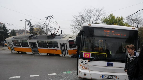 Фандъкова за катастрофата: Пътниците с билети ще бъдат обезщетени