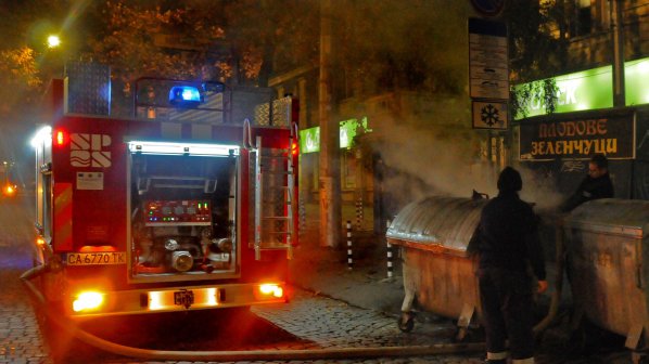 Пожарникари отново гасиха снощи запален контейнер (снимки)