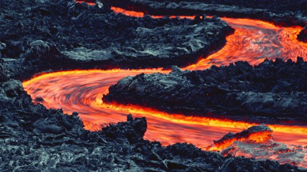 Поток от вулканична лава достигна село Пахоа на Хаваите