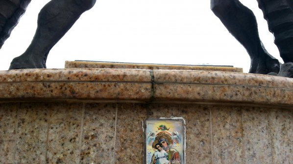 Във Варна вярващи гонят с икона демони от чешма (снимки)