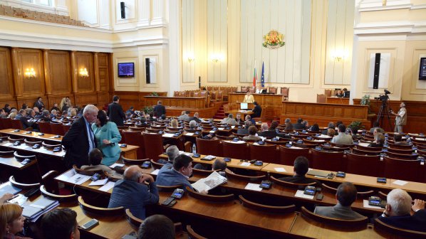 Депутатите забраниха парламентарния туризъм