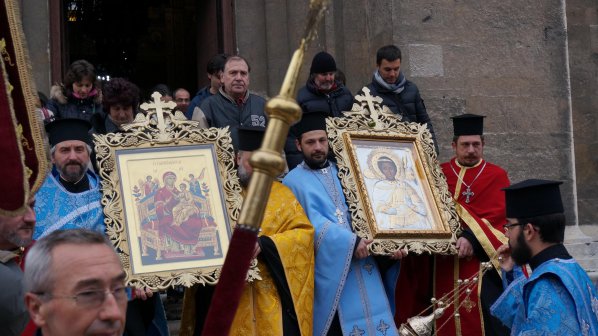 Две чудотворни икони посрещнаха във Варна (снимки)