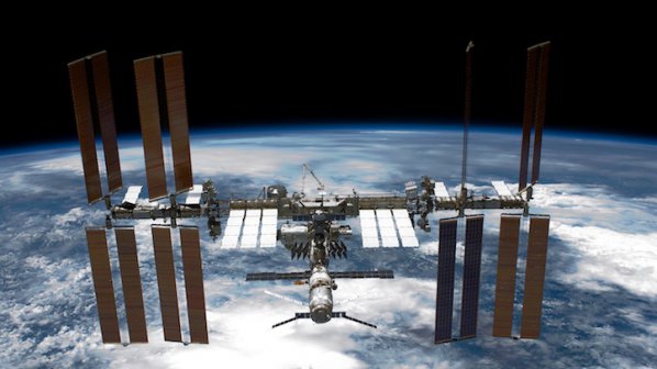 Екипажът на МКС посреща Нова година с половин килограм черен хайвер