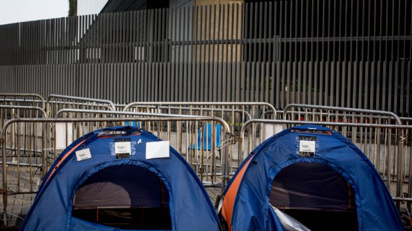 Разчистват част от барикадите от протестния лагер в Хонконг