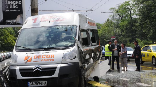 Маршрутка и кола се сблъскаха в София, има пострадали