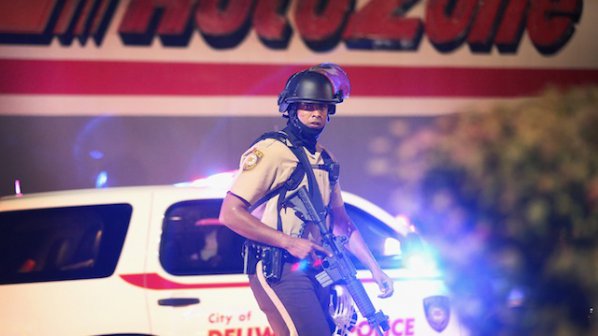 Няма да съдят полицая, застрелял чернокож тийнейджър във Фъргюсън