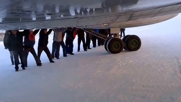 Пасажери бутат самолет (видео)