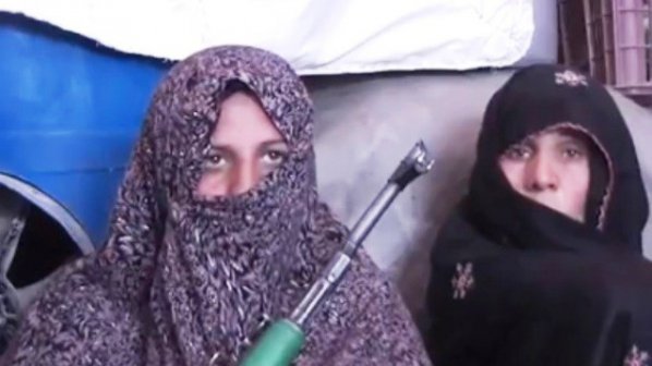 Почернена майка изби 25 талибани