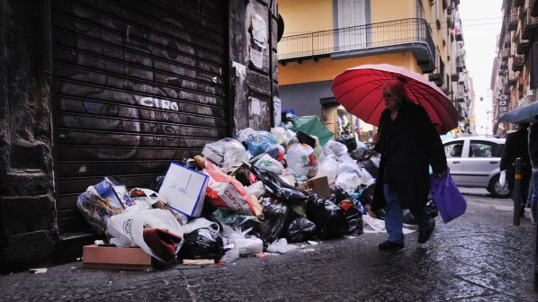 Забраниха ровенето в кофите за боклук в Неапол