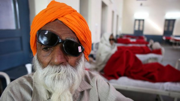 60 индийци ослепяха след примитивна операция