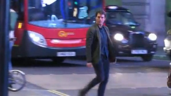 Автобус за малко да блъсне Том Круз в Лондон (видео)