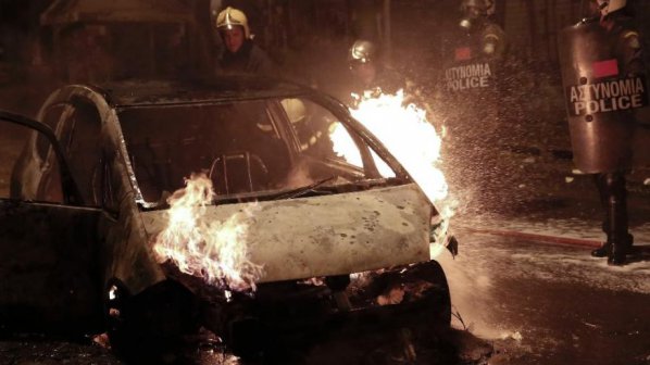 Десетки хиляди на протест в памет на младеж, убит от полицай в Гърция