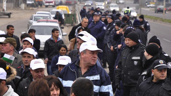 Двойни осигуровки за хиляди българи