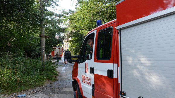 Електрическо одеало запали къща във Варна