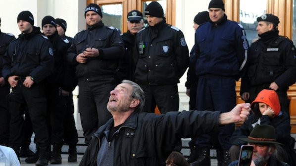 Интелектуалци на протест срещу Слави Бинев (галерия+видео)