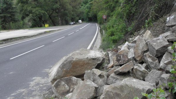 Опасност от падащи камъни по главния път София-Варна