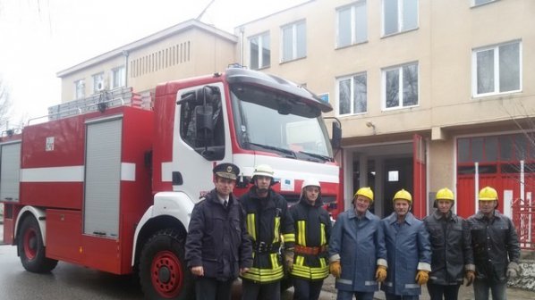 Пожарникари и доброволци от Крумовград решиха аварийна ситуация
