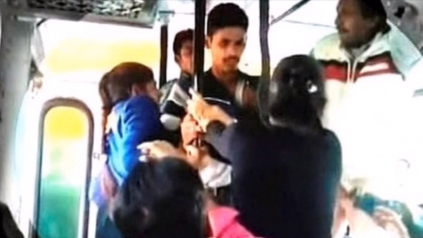 Сестри станаха национални героини в Индия - набиха мъже, опипвали ги в автобус (видео)