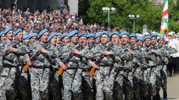 Уволняват 4000 войници заради бюджет 2015