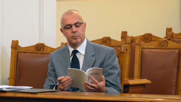 Вучков: МВР няма да се превръща в частен охранител на вложителите в КТБ