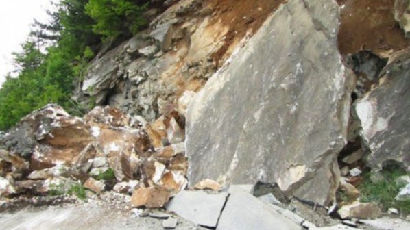 80 тона скали се свлекли на пътя при Мурсалево