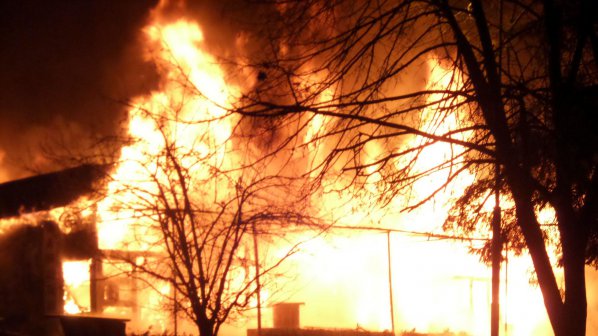 Баничарница изгоря във Велико Търново (снимки)