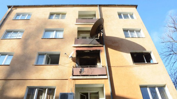 Пожар горя в апартамент в София, собственикът пострада (снимки)