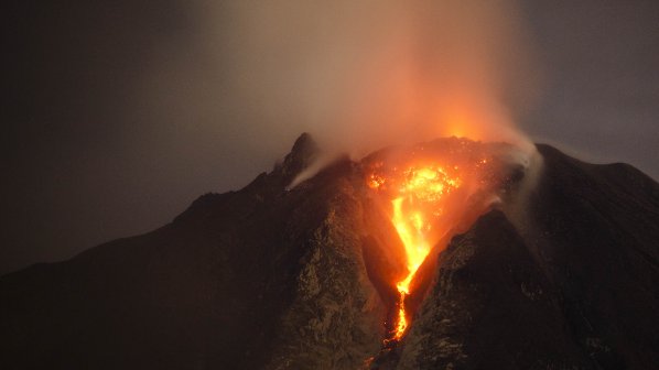 10 пострадали при изригването на вулкан в Индонезия