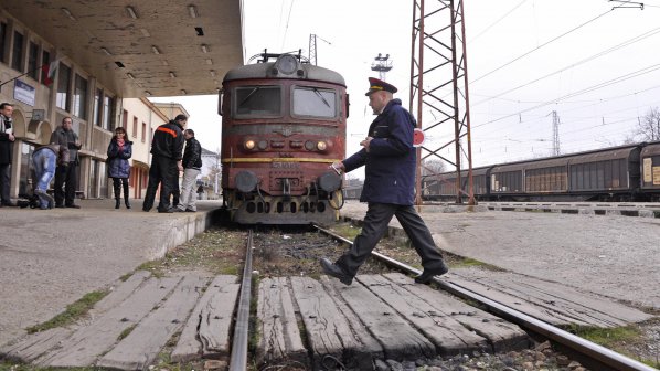 БДЖ спира 50 пътнически влакове